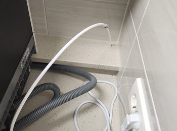 경기 평택시 동삭동 식세기 설치 - 호스와 전원 확인